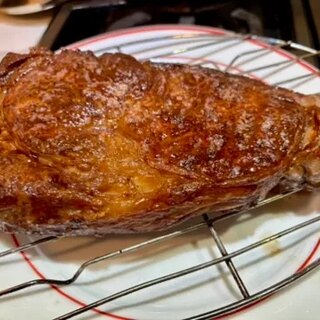 The finished crust on the Wagyu rib eye, resting on a rack